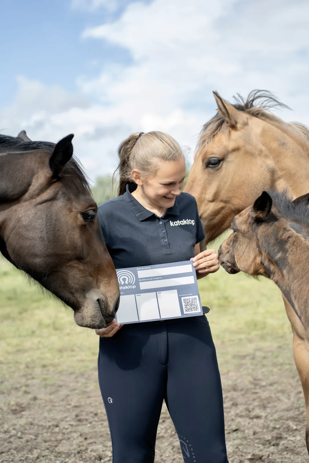 Emilie Paulet, zaakvoerder Kataklop, met een boxplaat en haar paarden