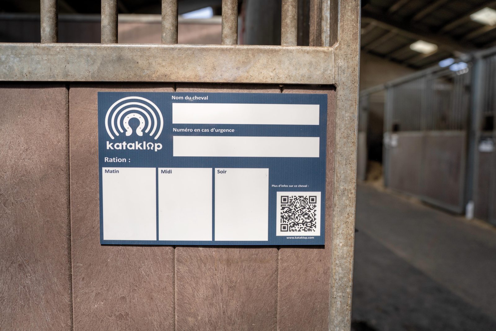 Plaque de Box 2.0 Kataklop installée sur un box d'écurie