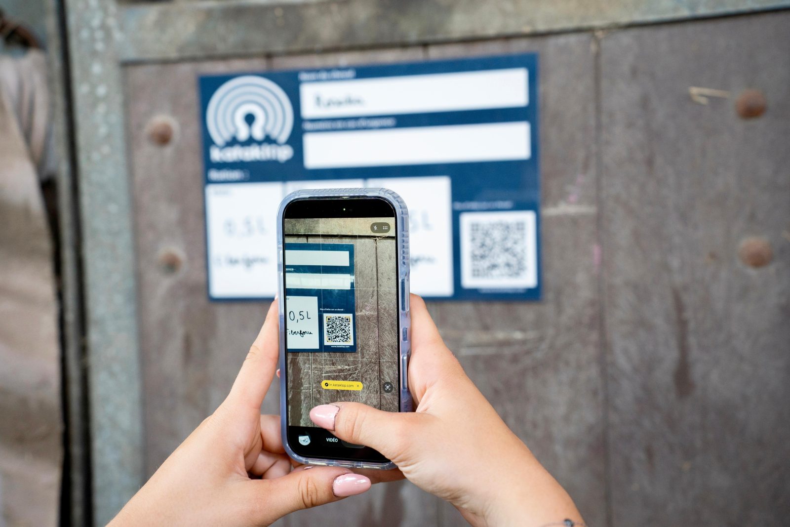 QR-code van een Kataklop-plaat scannen met een smartphone