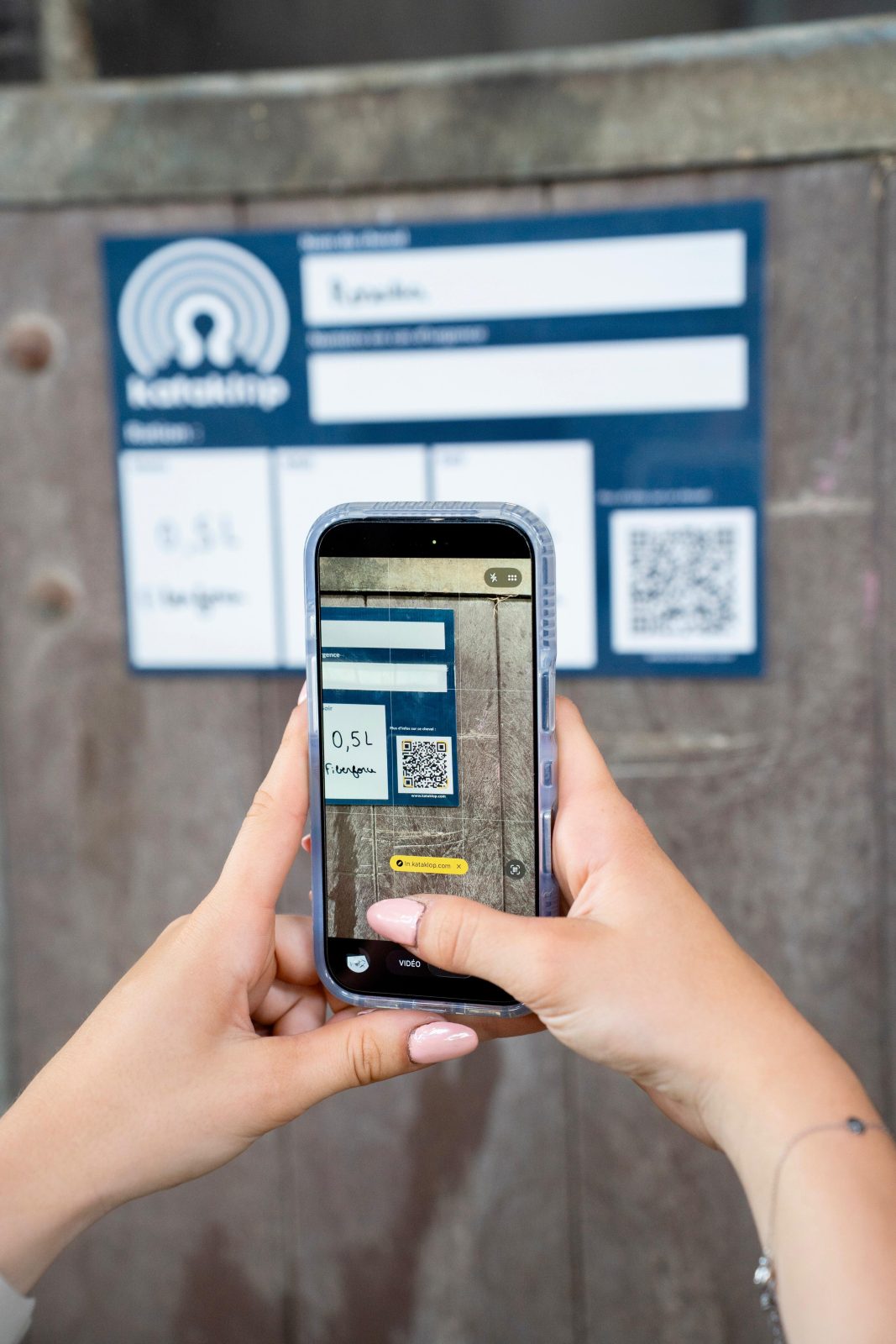 QR-code scannen van een Kataklop boxplaat met een smartphone
